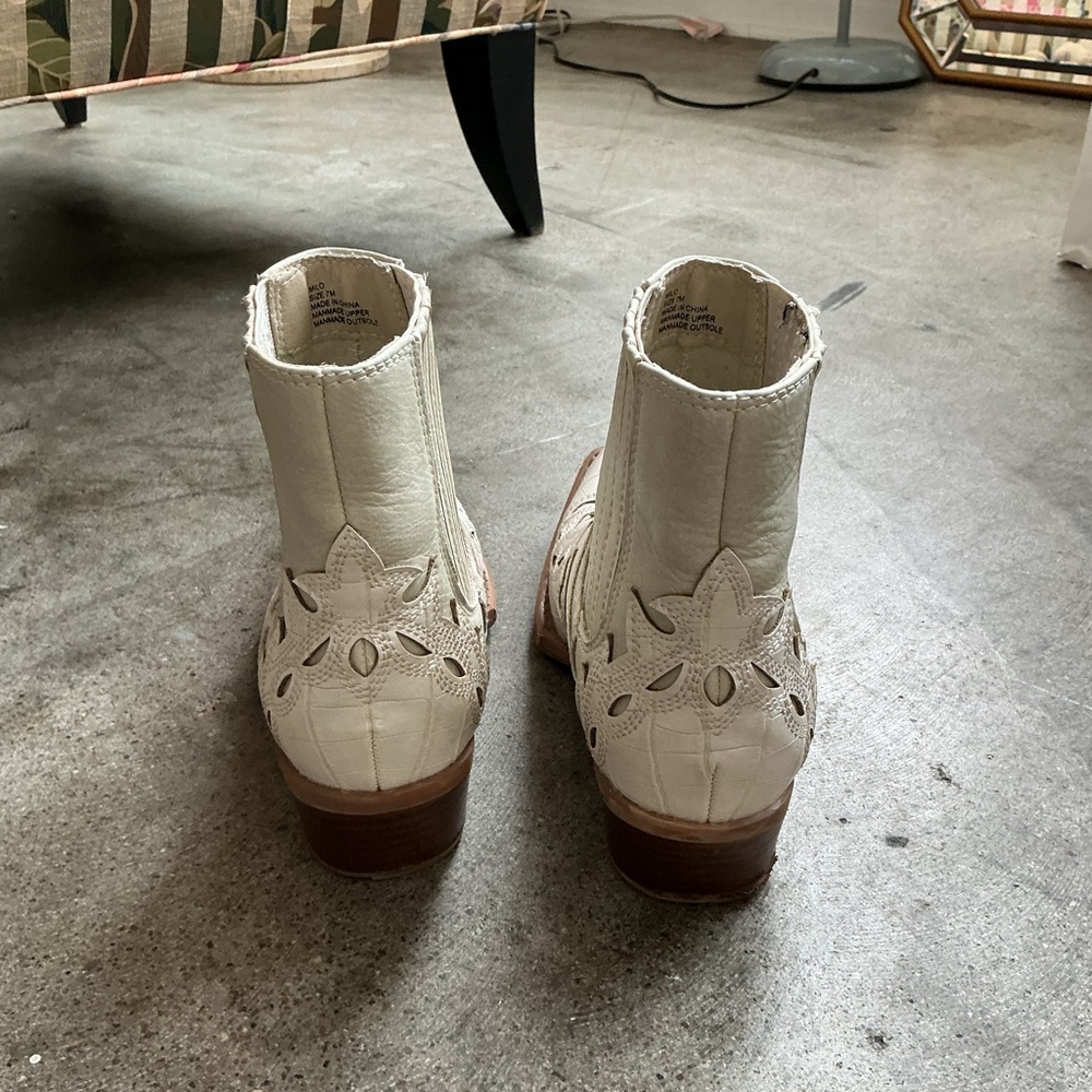 Matisse white cowboy ankle Booties - Picture 3 of 7